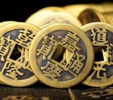 Sử dụng đồng tiền may mắn khi chơi cá độ là cách tạo tài lộc cho bản thân